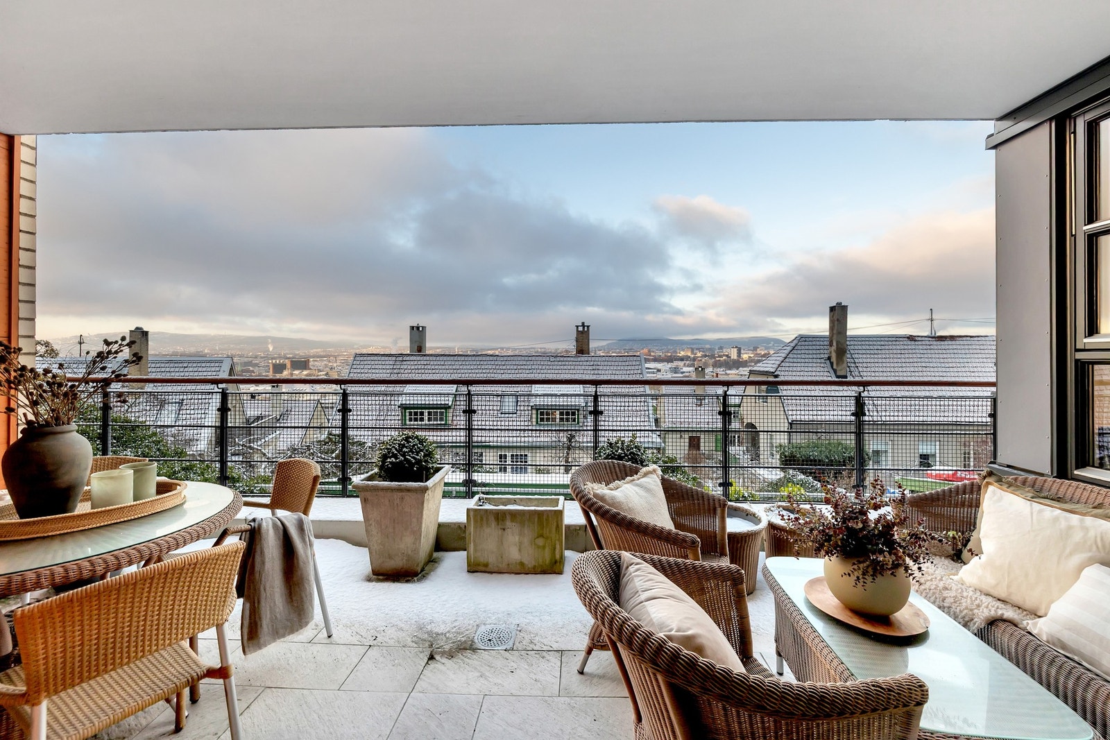 Utgang til terrasse på hele 18 kvadratmeter Galleribilde