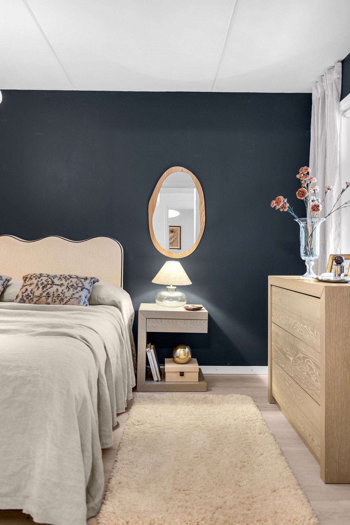 Rommet er malt i delikate farger Galleribilde