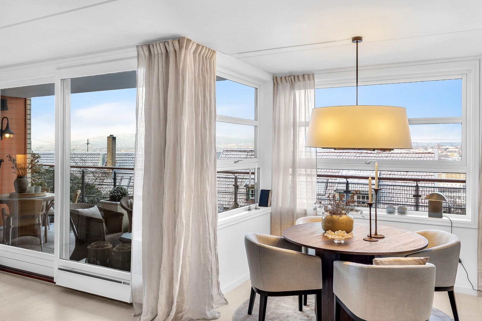 Store vindusflater sikrer rikelig med naturlig lysinnslipp Galleribilde