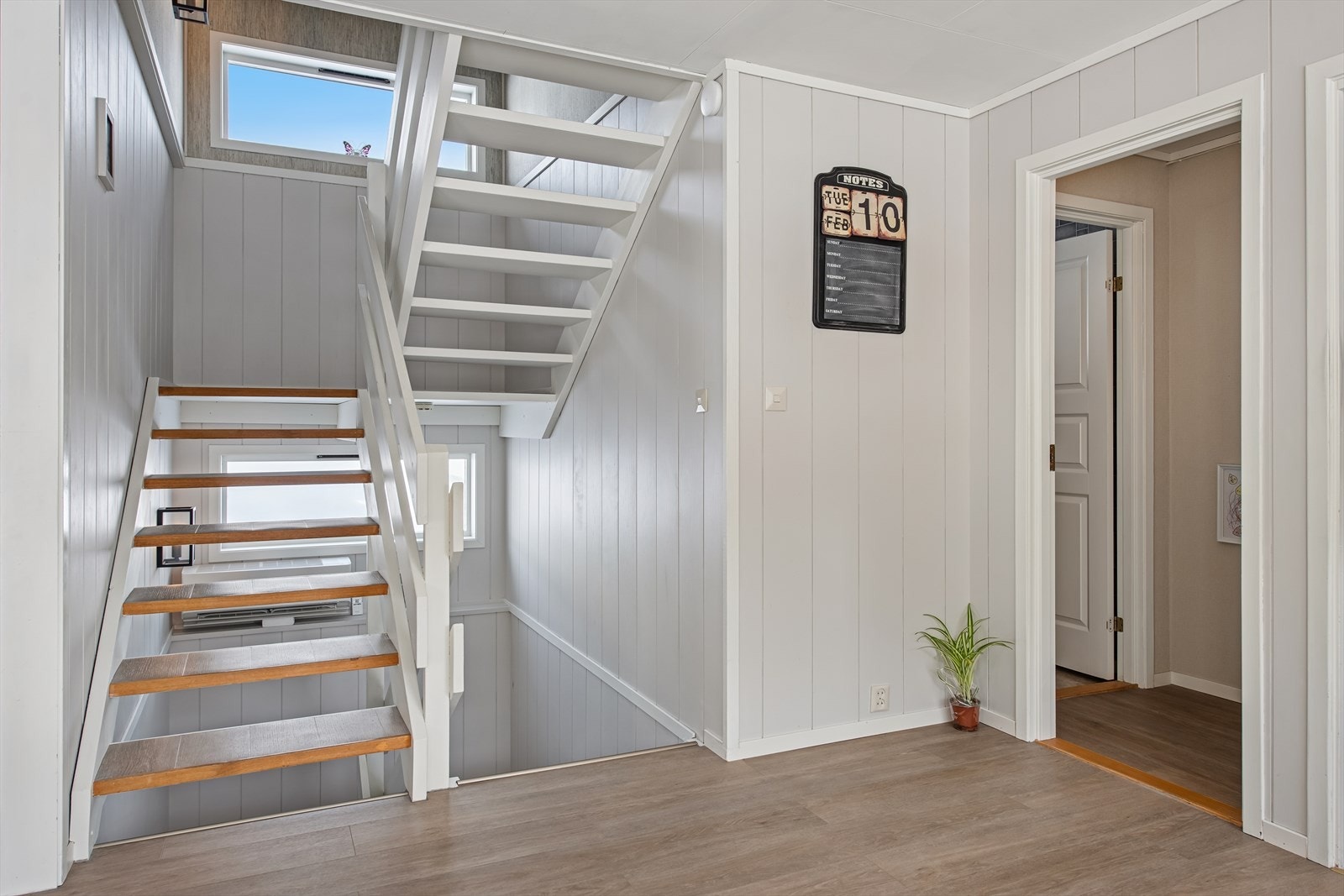 Videre opp i andre etasje er det tre soverom og bad. Galleribilde