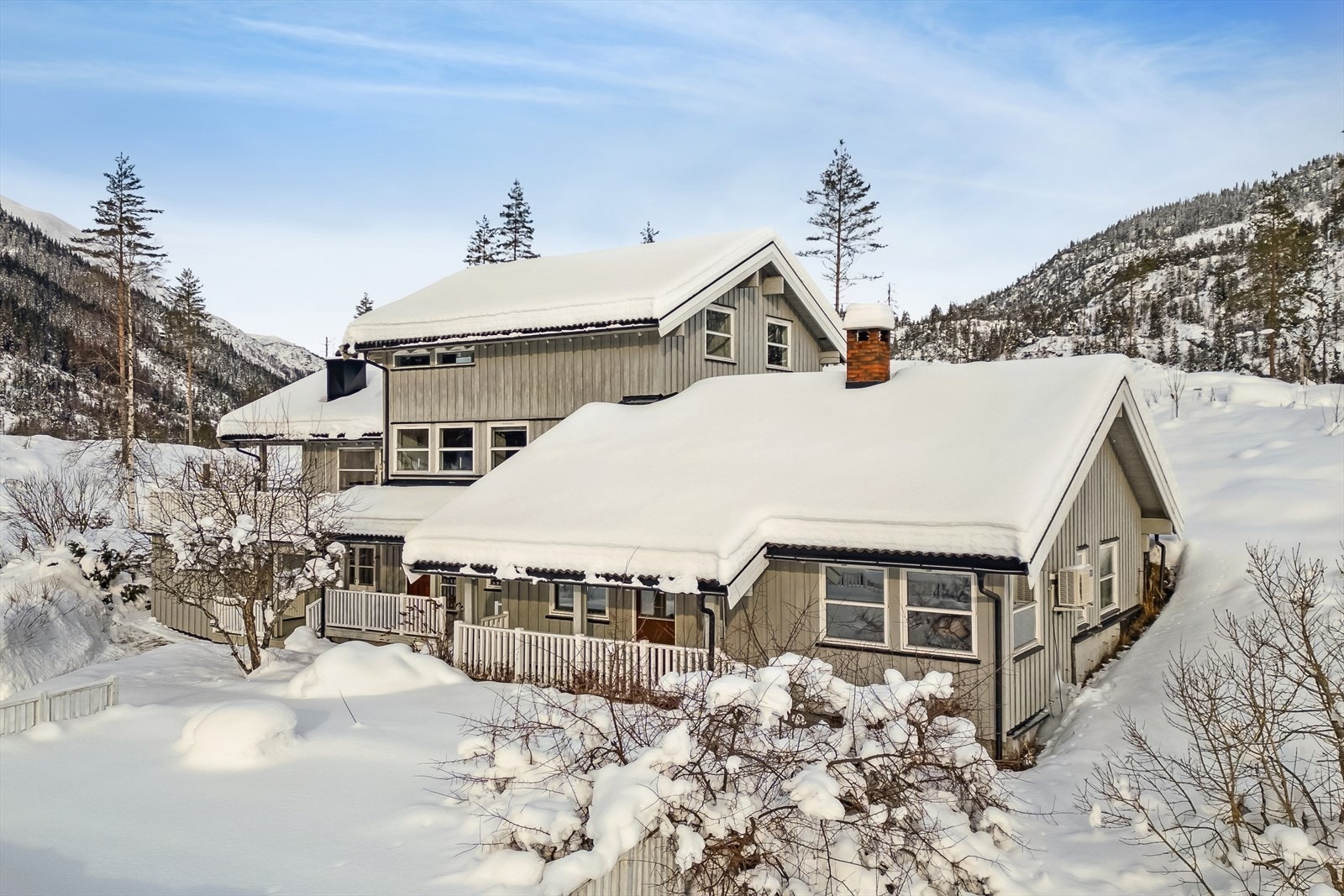 Boligen har gode sol og lysforhold med flere uteplasser. Her er turmulighetene mange og naturen nær. Galleribilde