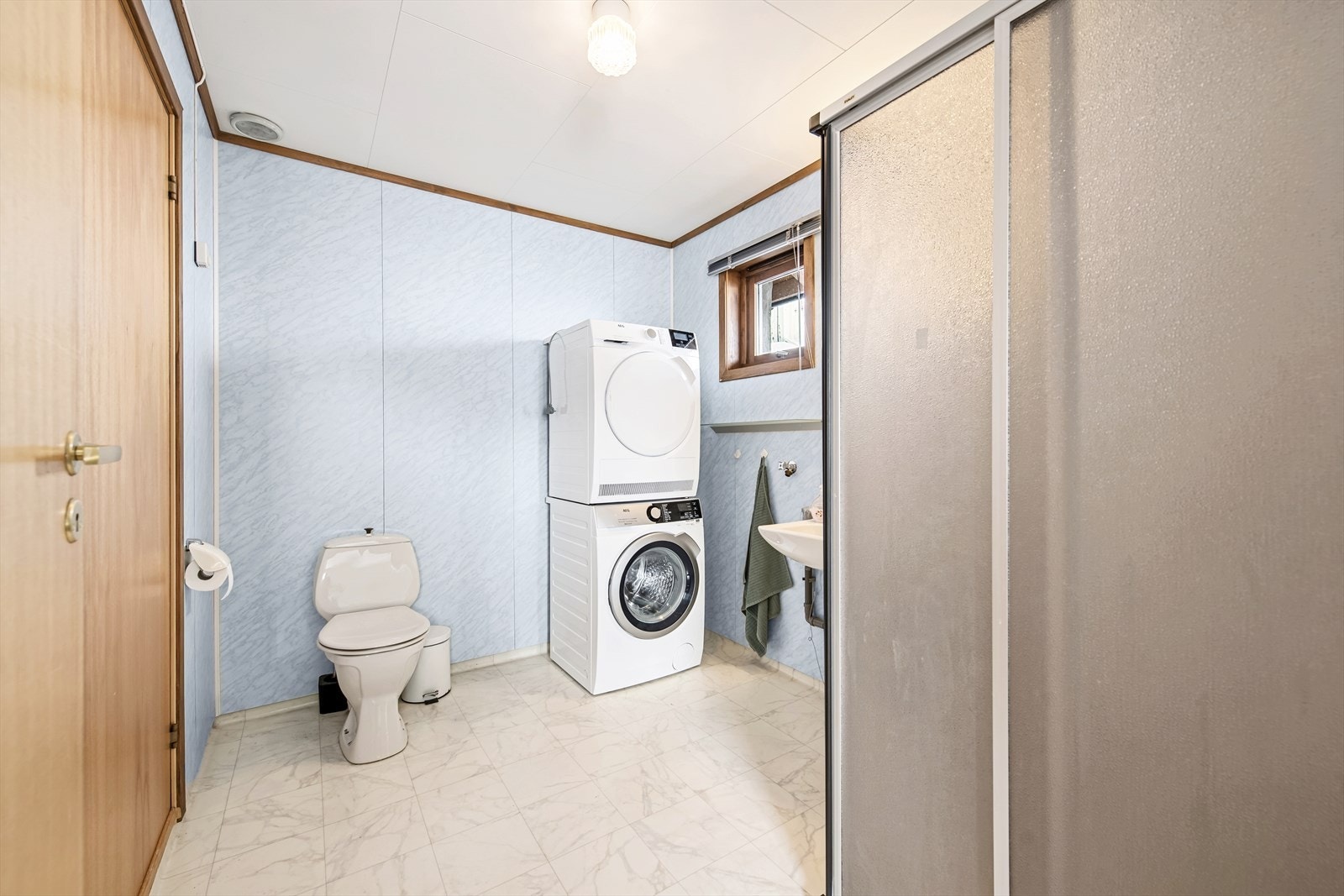 Badet fungerer som kombinert bad og vaskerom. Galleribilde