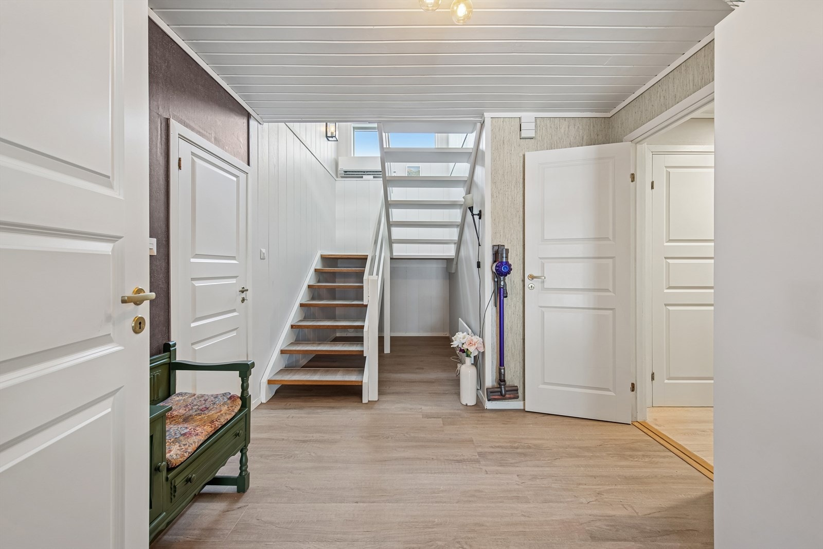 I hovedhusets underetasje er det inngangsparti og god bodplass. Galleribilde