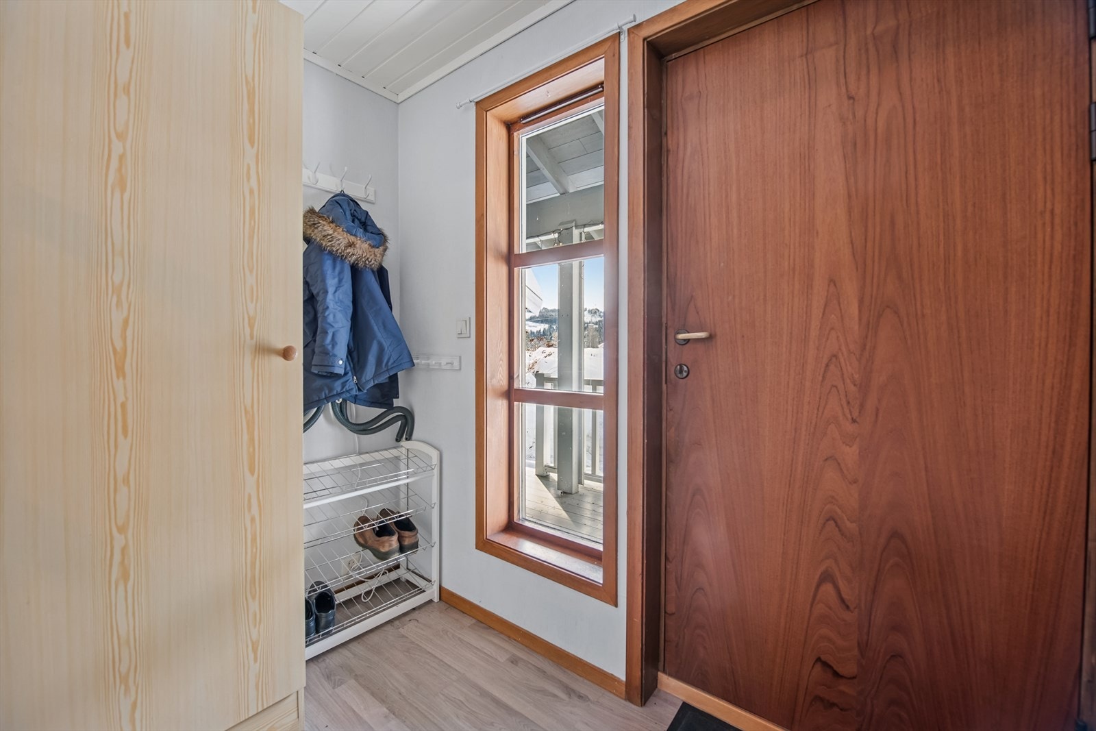 Utleieleiligheten har egen inngang og inneholder gang, stue, kjøkken, soverom, bad og bod. Galleribilde