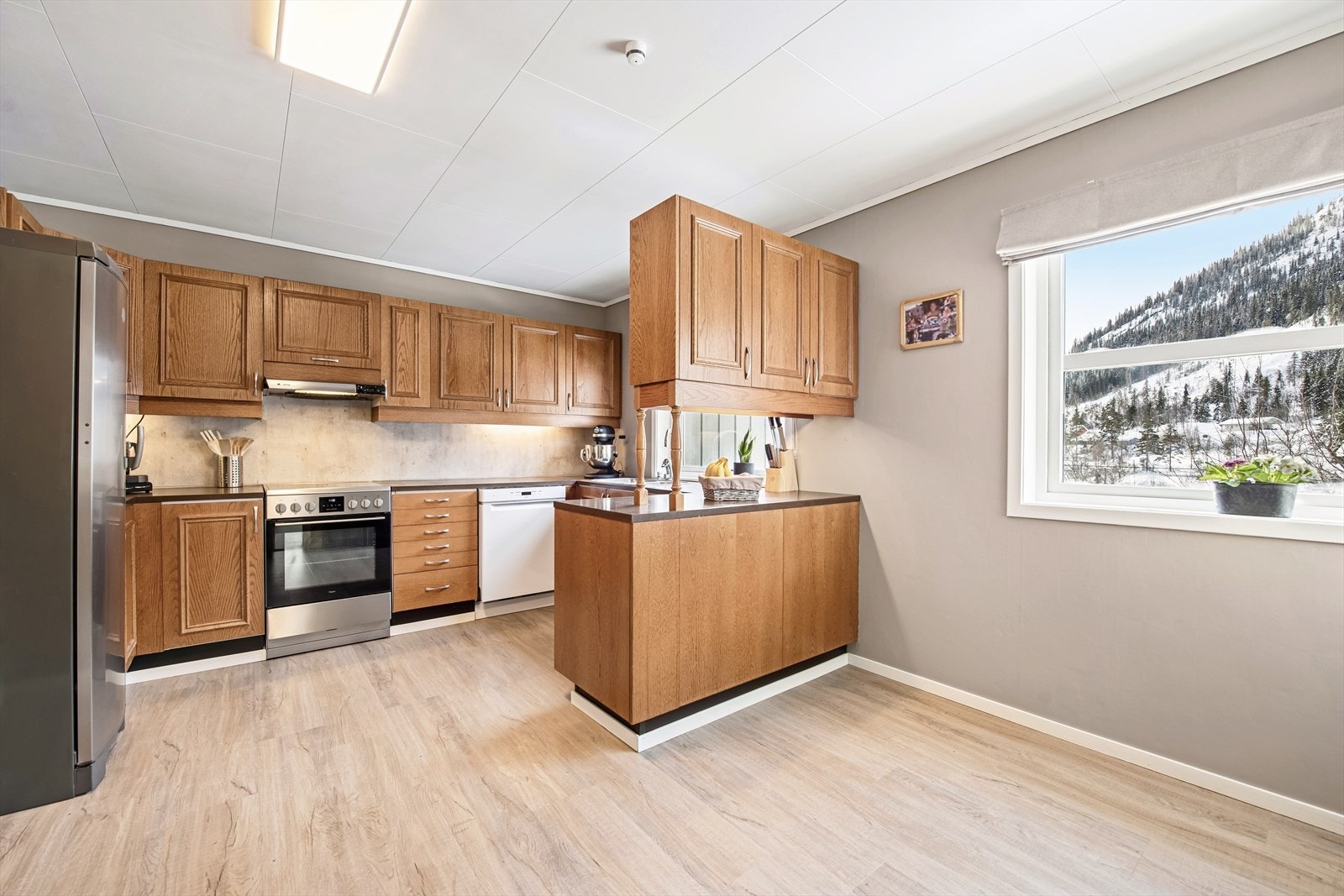 På kjøkkenet har man plass til et mindre spisebord. Galleribilde