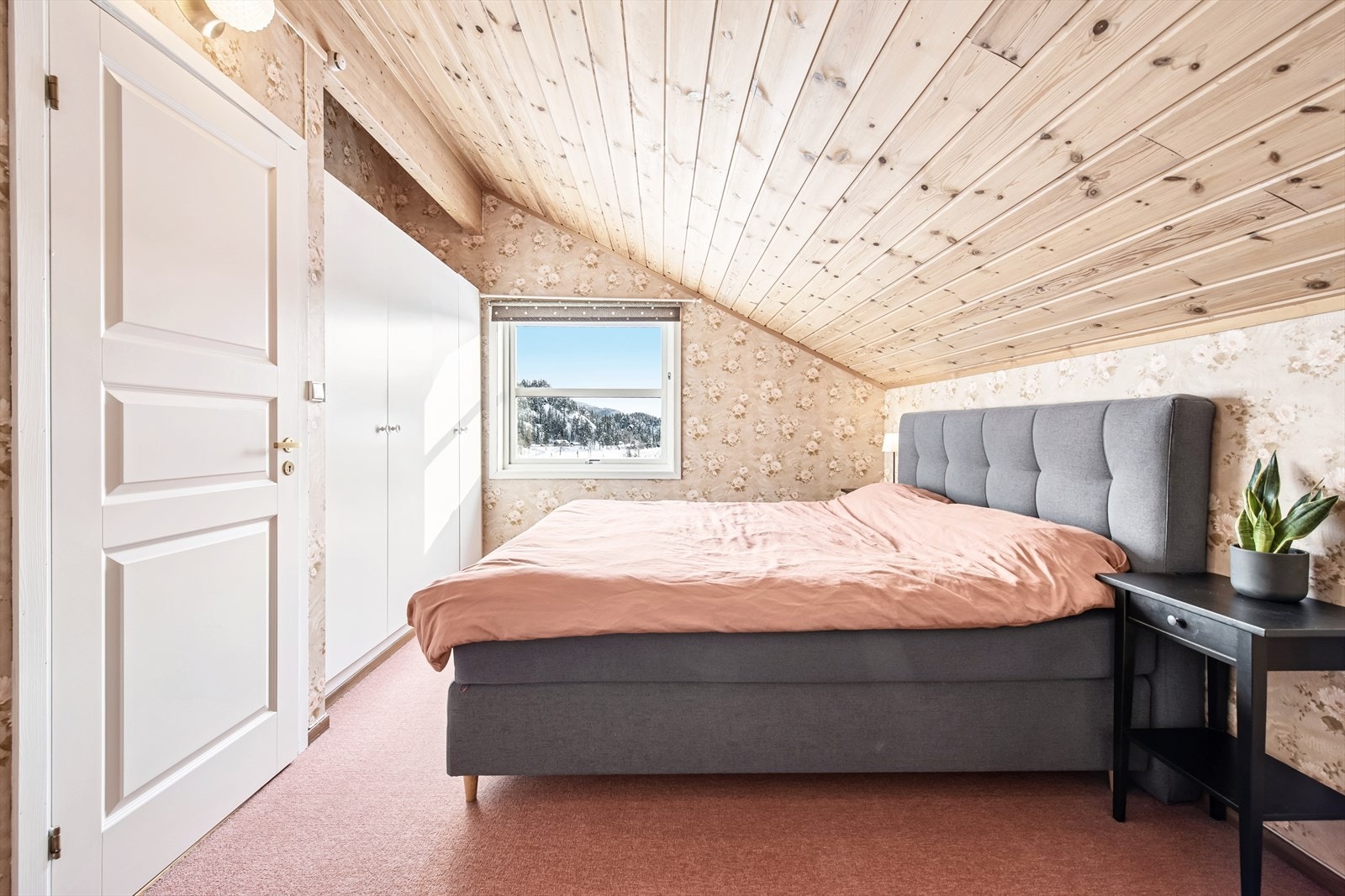 Hovedsoverommet har store, medfølgende garderobeskap. Galleribilde