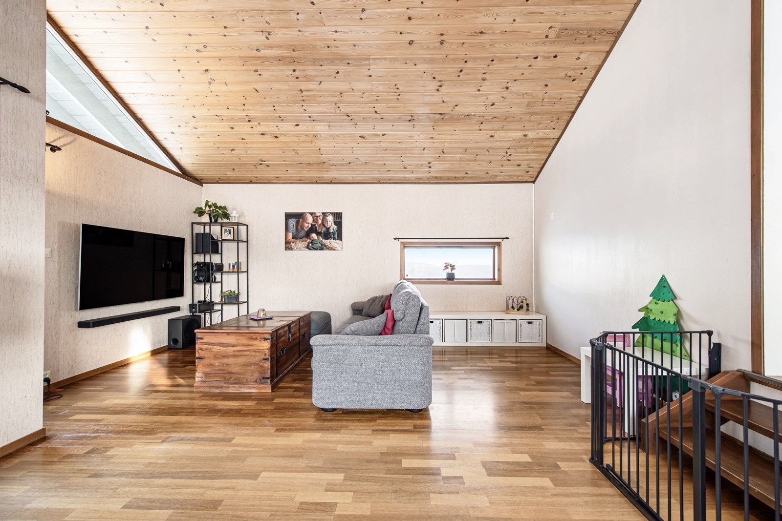 Generøs takhøyde gir en fin romfølelse. Galleribilde