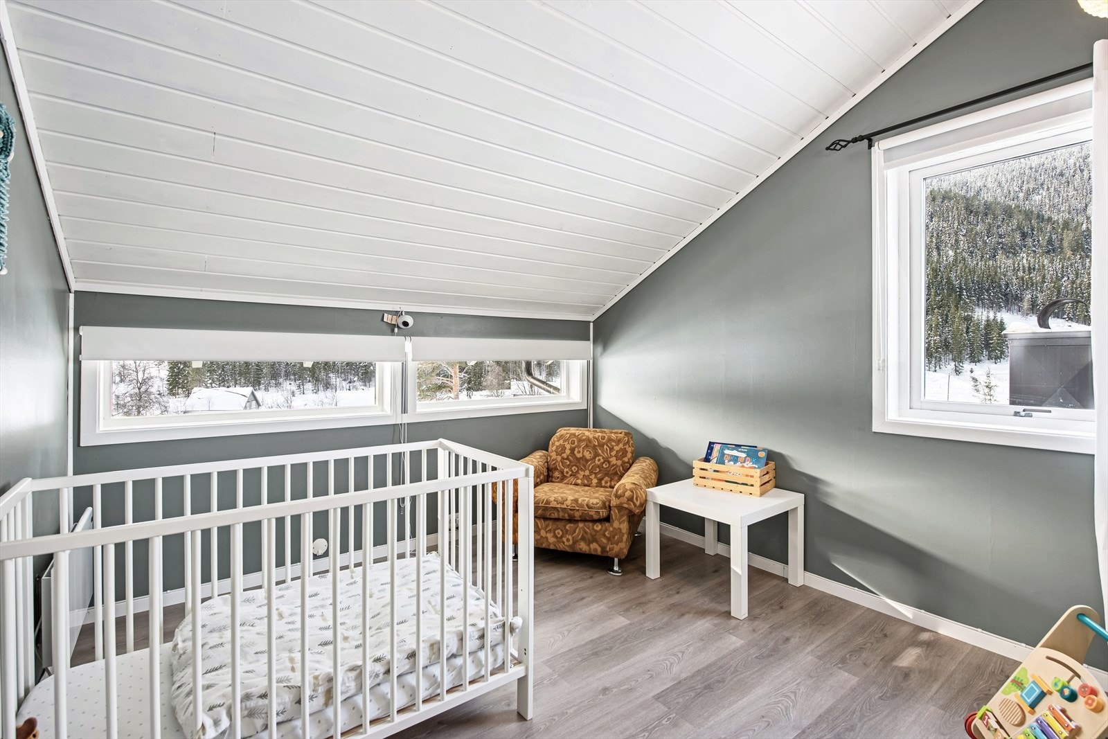 Soverom 3 med flott lys og nydelig, fri utsikt. Galleribilde