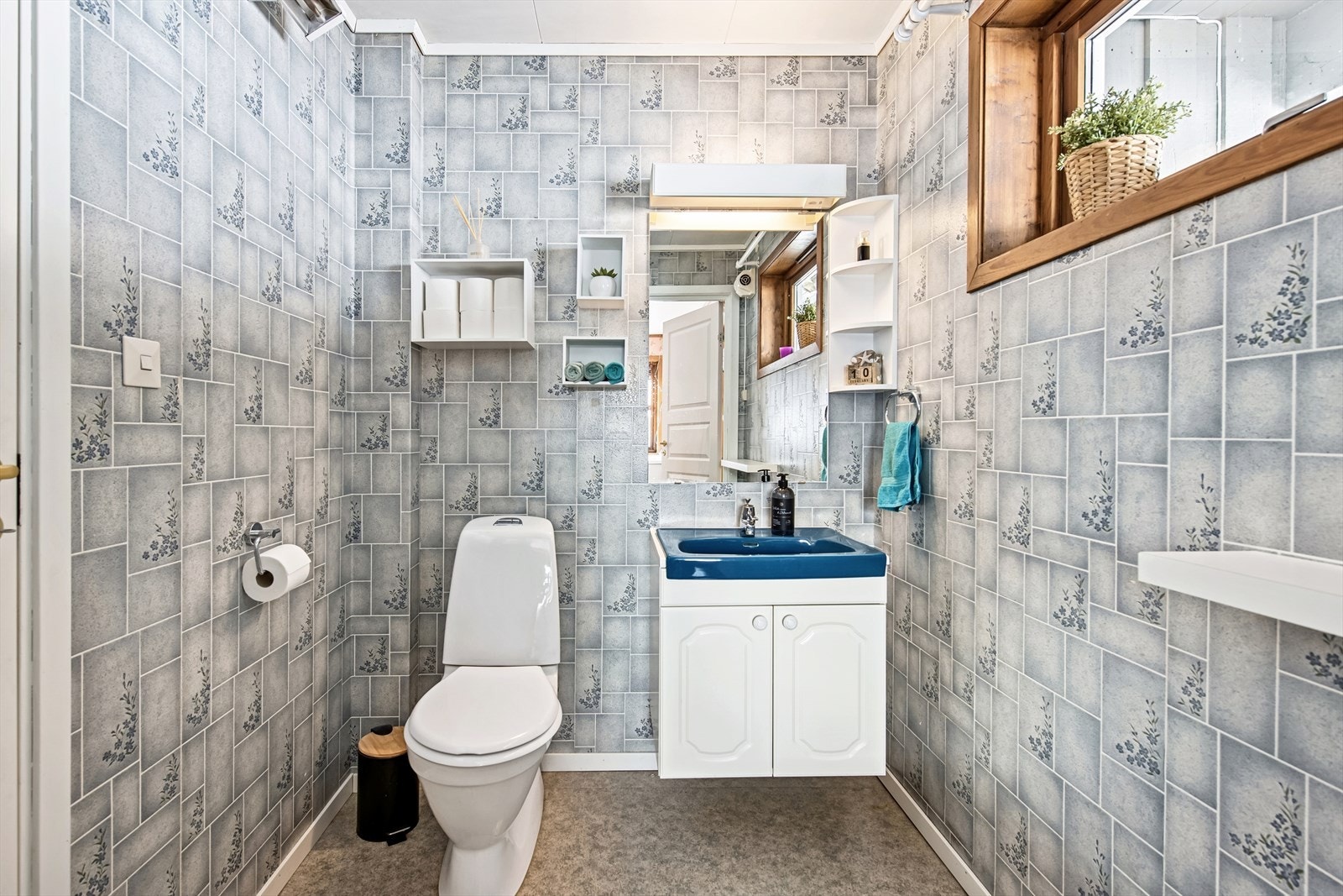 Separat toalettrom i hovedetasjen. Galleribilde