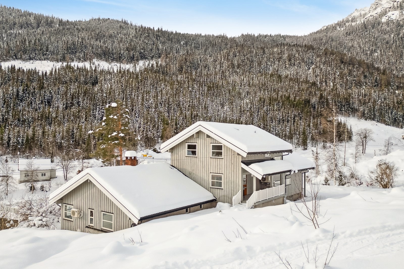 Eiendommen ligger i landlige og naturskjønne omgivelser like ved Mosvatn i utkanten av Dalen i Tokke kommune. Galleribilde