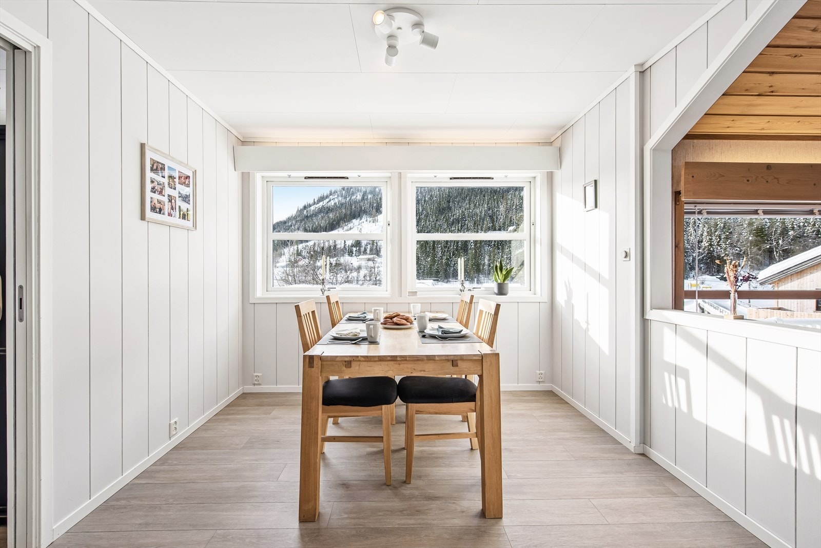 Det er i tillegg egen spisestue mellom stue og kjøkken. Galleribilde