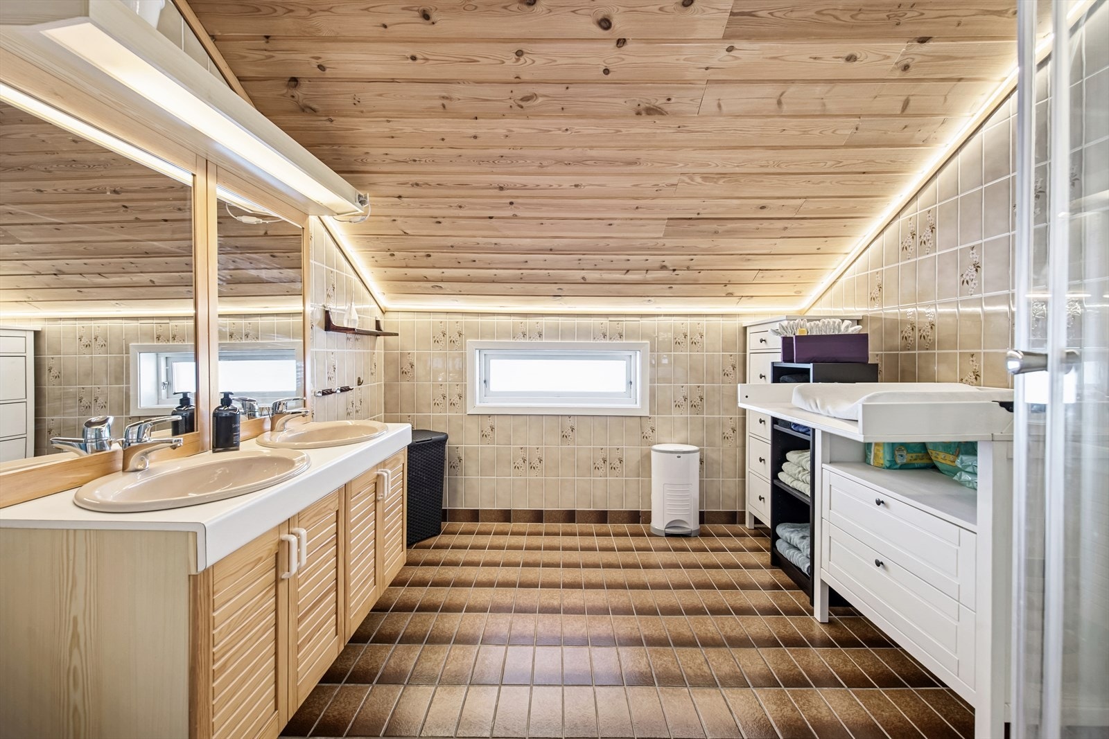 Badet i andre etasje er fra 1983 og har fliser på både gulv og vegger, med panel i himlingen. Galleribilde