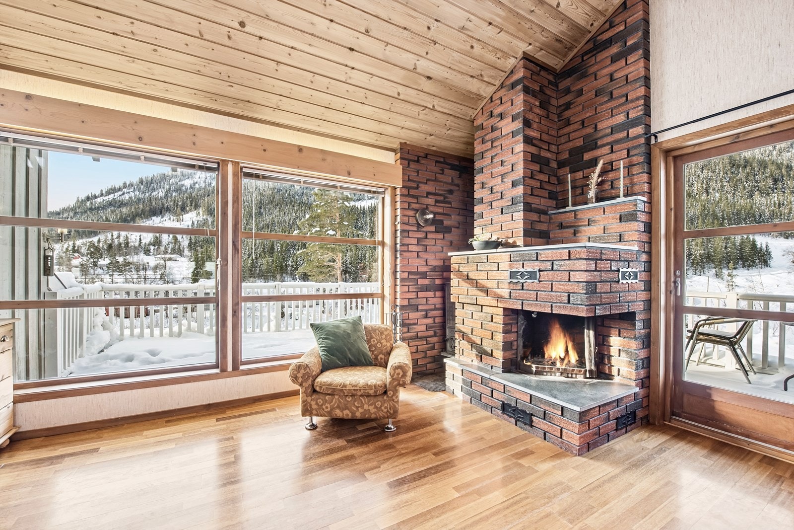 Planløsningen inkluderer bl.a. entré, stue, kjøkken, bad, tre soverom og en separat leilighet med egen inngang. Galleribilde