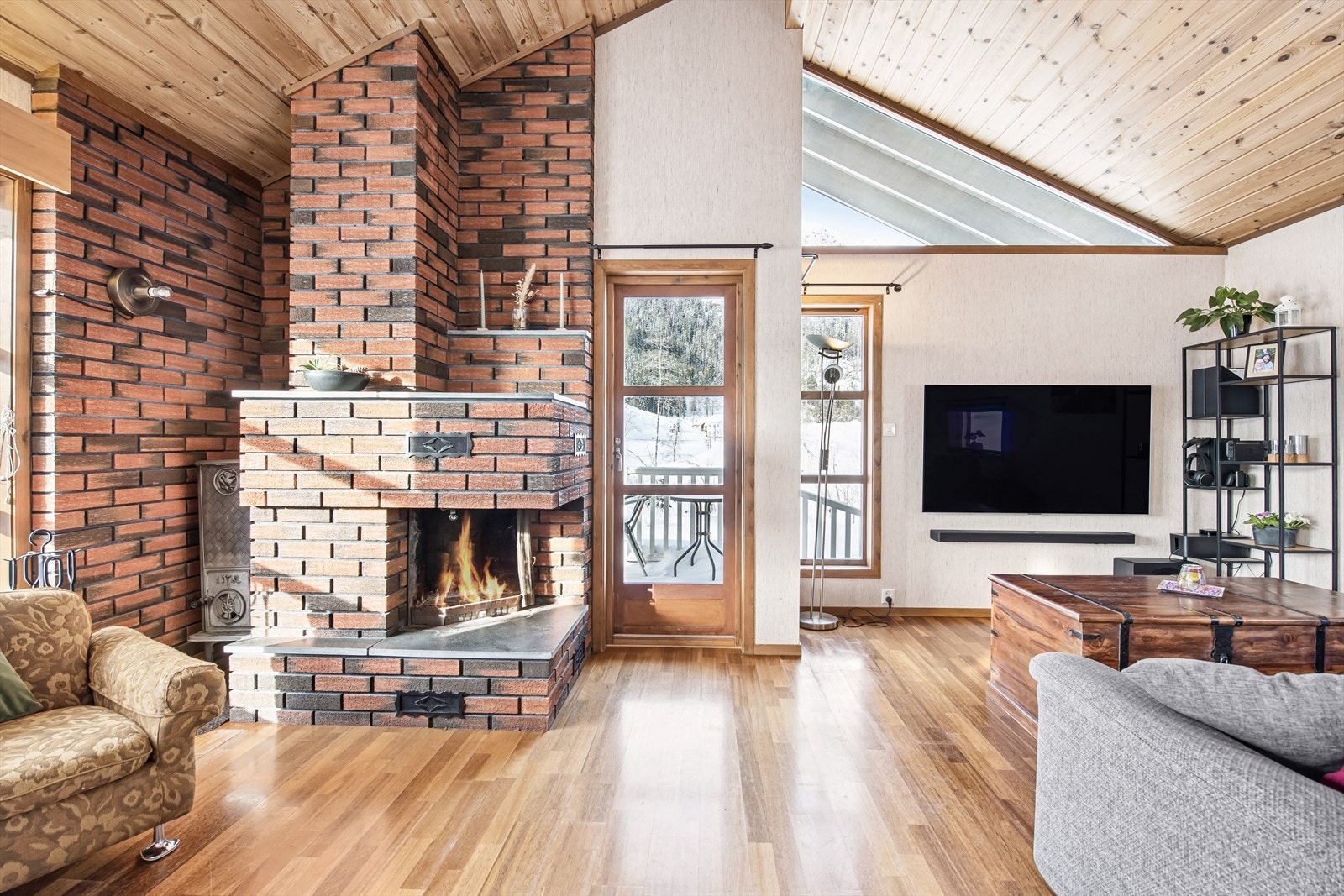 Boligen er opprinnelig bygget som generasjonsbolig i 1983 og har et bruksareal på 264 m². Galleribilde