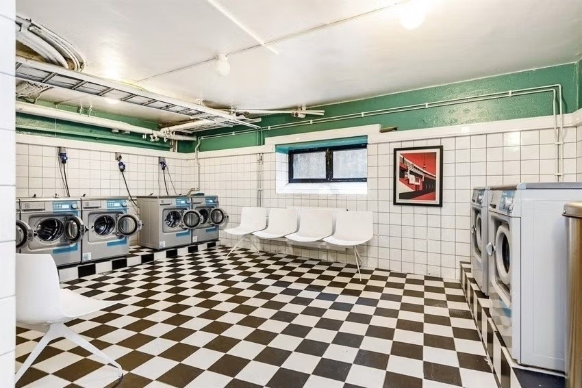 Felles vaskeri med profesjonelle maskiner Galleribilde