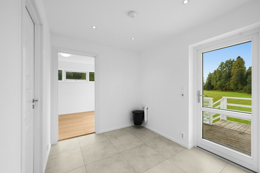 Gang med adkomst til 2 soverom og en liten veranda. Galleribilde