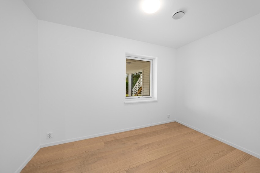 Soverommet i 1.etasje er av god størrelse med plass til dobbeltseng og skap. Galleribilde