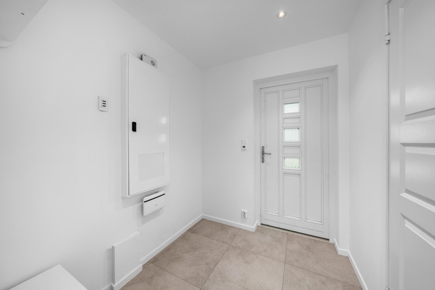 Romslig entre med gode oppbevaringsmuligheter. Galleribilde