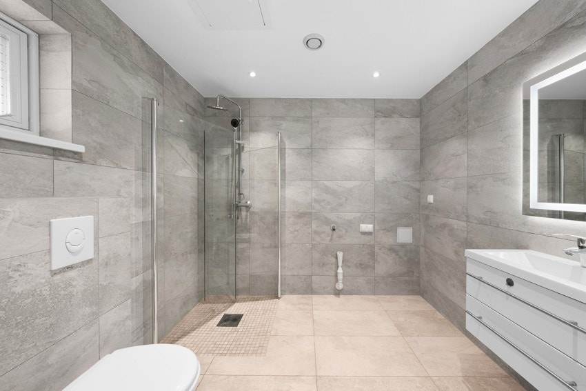 Moderne og romslig bad i 1. etasje med dusjhjørne og opplegg for vaskemaskin. Galleribilde