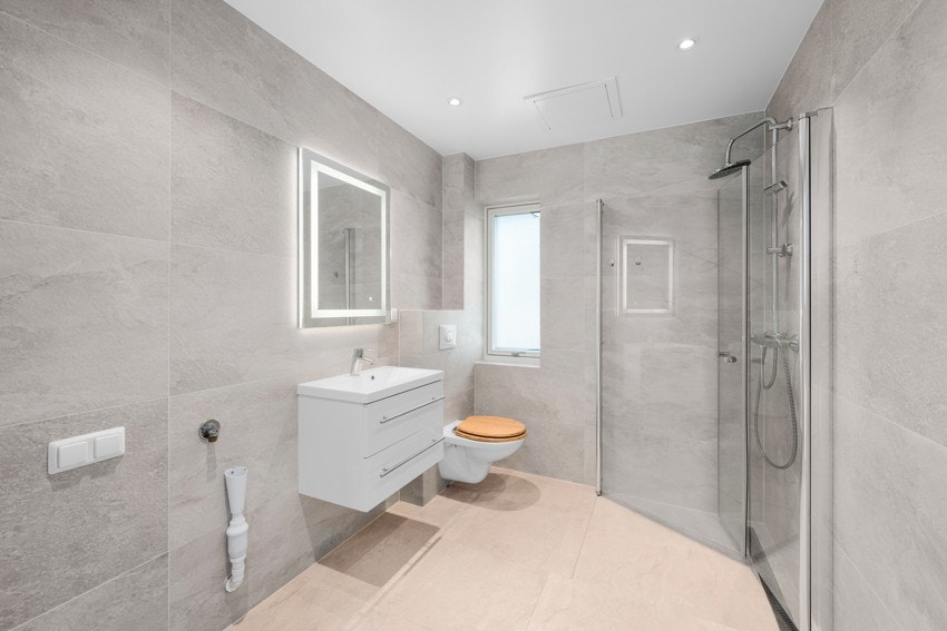 Hovedbadet i 2.etasje med gulvvarme og opplegg for vaskemaskin. Galleribilde