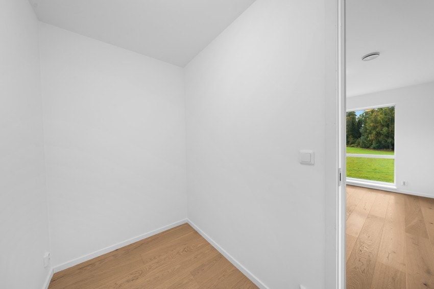 Fra hovedsoverom er det tilgang på egen garderobe/oppbevaringsrom. Galleribilde