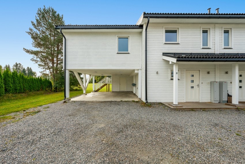Boligen disponerer en stor carport med plass til 2 biler. Galleribilde