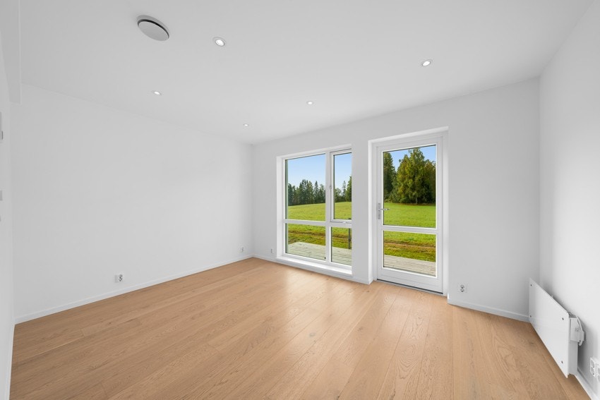 Fra stuen er det adkomst til pen hage og markterrasse med åpen utsikt. Galleribilde