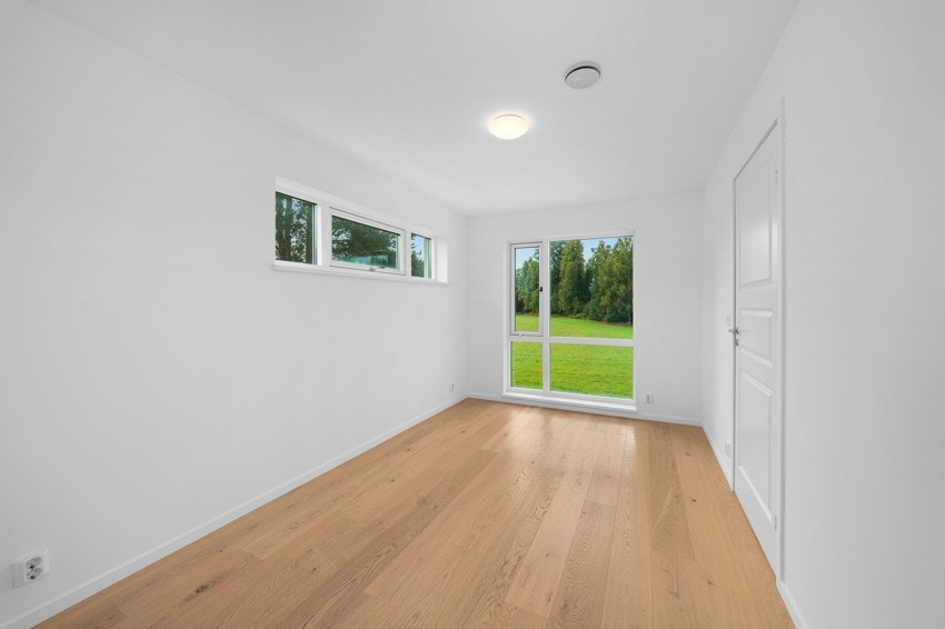 Stort og lyst hovedsovem med plass til både dobbeltseng og nattbord. Galleribilde