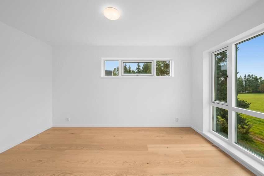 God plass til dobbeltseng og nattbord. Galleribilde