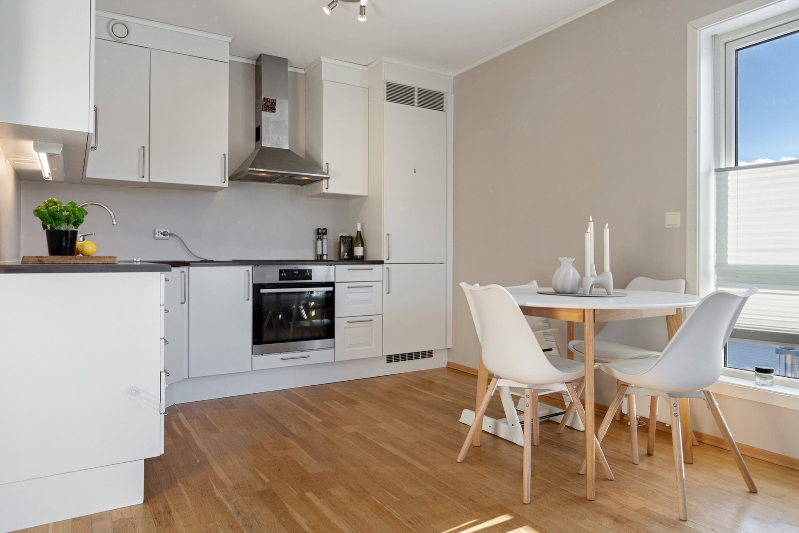 Oppvaskmaskin var ny i 2025 og stekeovn ble skiftet ca. 2023/2024. Galleribilde