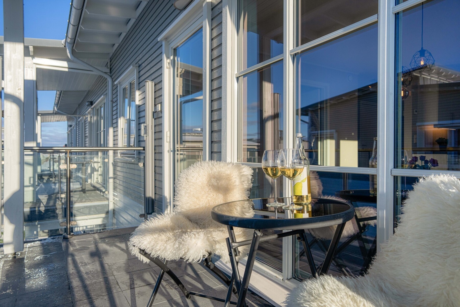 Balkongen har to solskjerminger som følger med leiligheten. Galleribilde