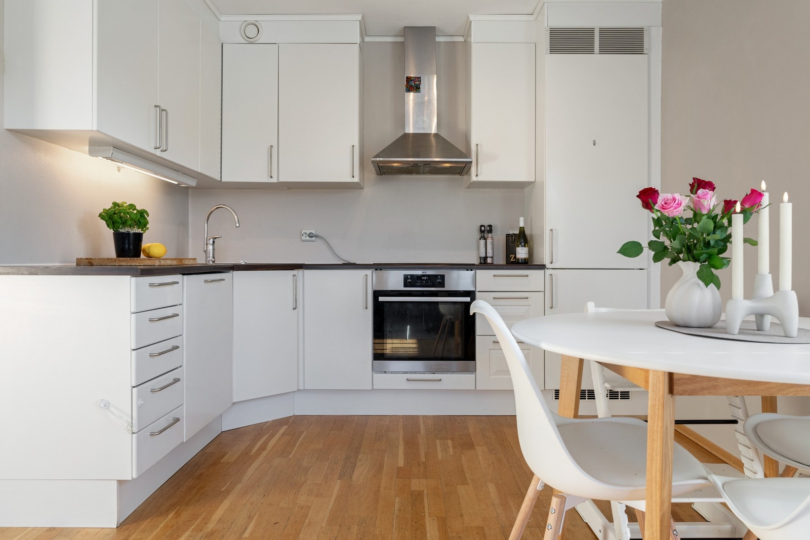 Kjøkkenet er utstyrt med integrerte hvitevarer som kjøle-/fryseskap, oppvaskmaskin, stekeovn og platetopp. Galleribilde