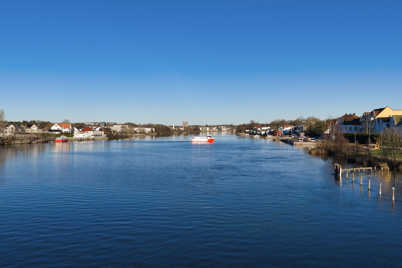 Det går regelmessig ferge mellom Sellebakk og Lisleby. Overfarten tar rundt ett minutt, og tilbudet er gratis. Galleribilde