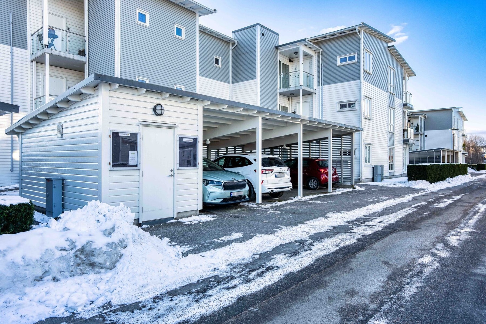 Det følger med carport og sportsbod. Galleribilde