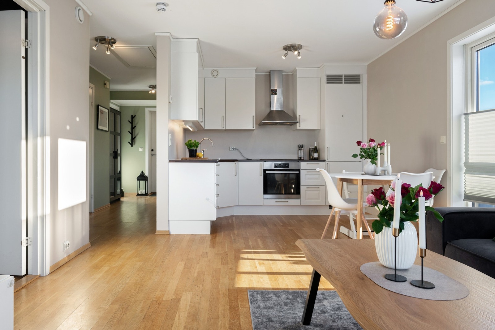 Kjøkkeninnredningen er fra byggeår og har en kombinasjon av slette og profilerte fronter. Galleribilde