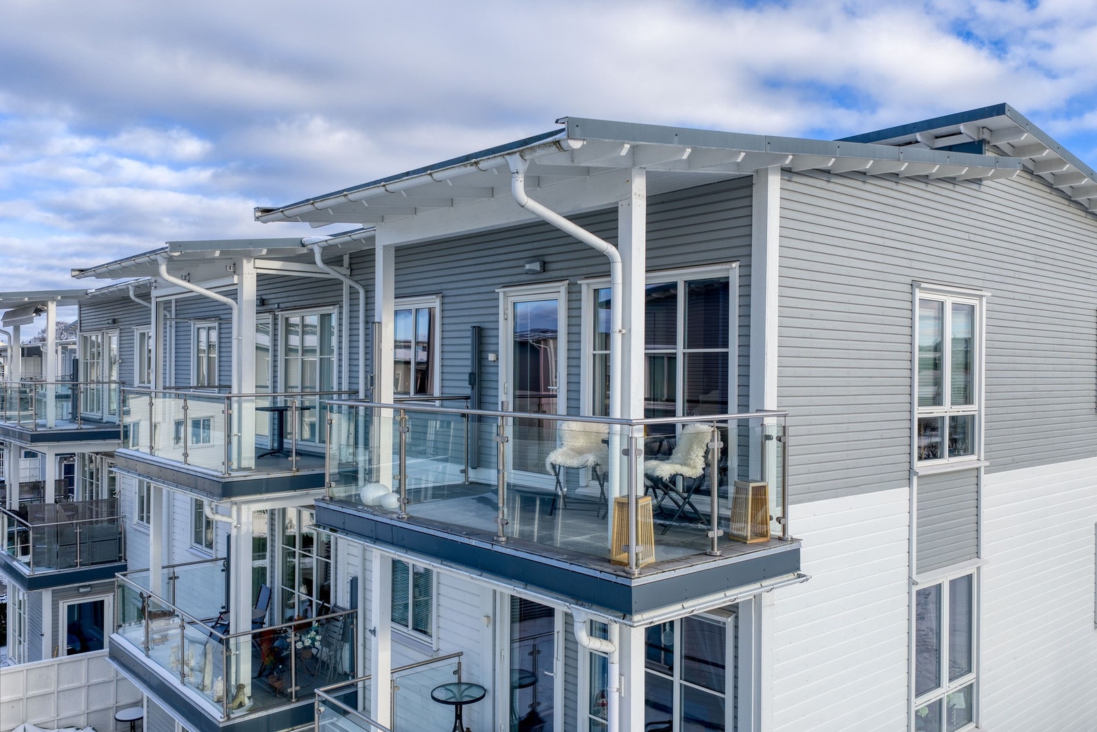 Balkongen er overbygget og ca 7 kvm. Galleribilde