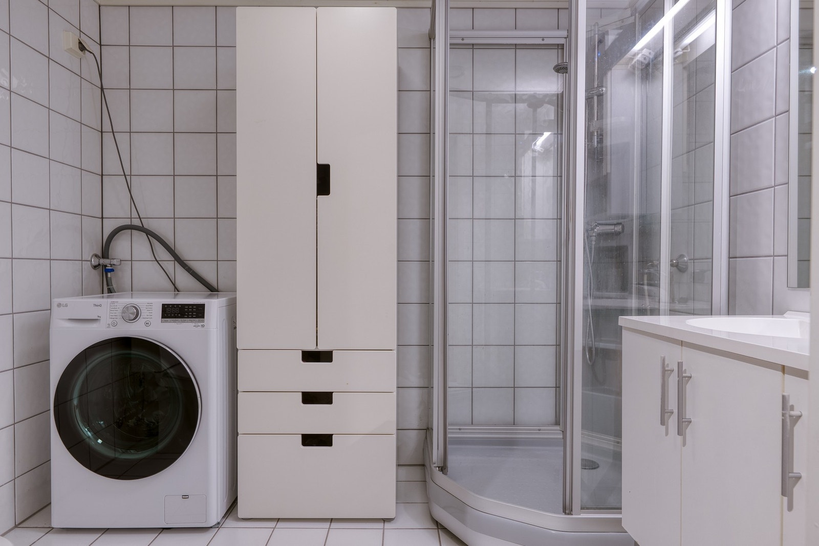 Badet har flislagt gulv med varme, samt flislagte vegger. Gulvstående toalett samt opplegg for vaskemaskin. Galleribilde