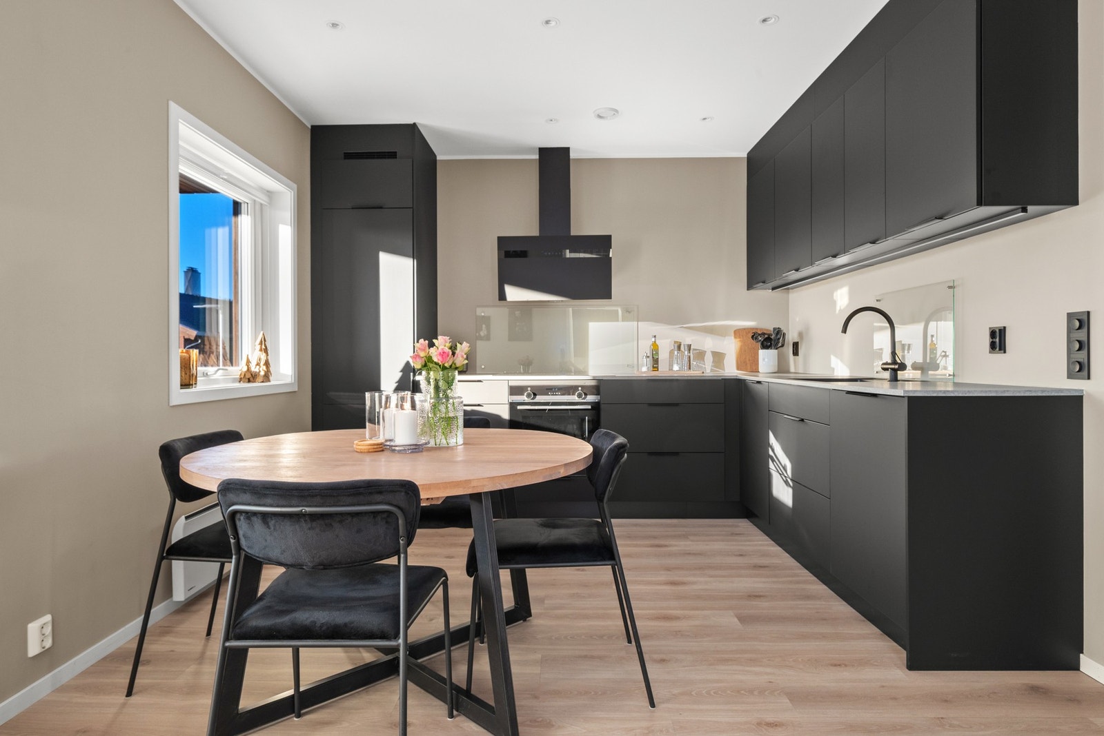 Boligen har vedfyring samt elektrisk oppvarming. Galleribilde