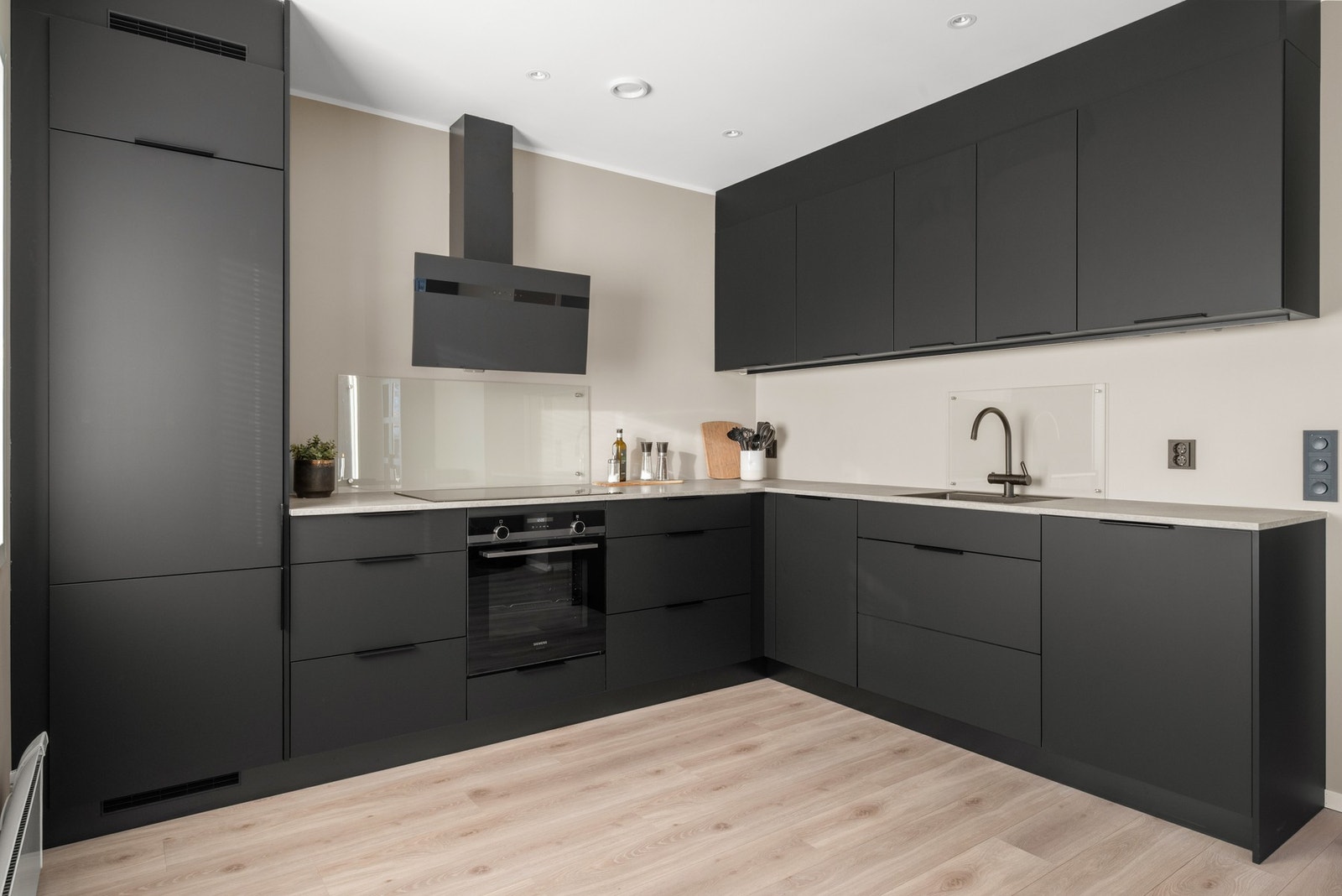 Kjøkkenet har integrerte hvitevarer. Galleribilde