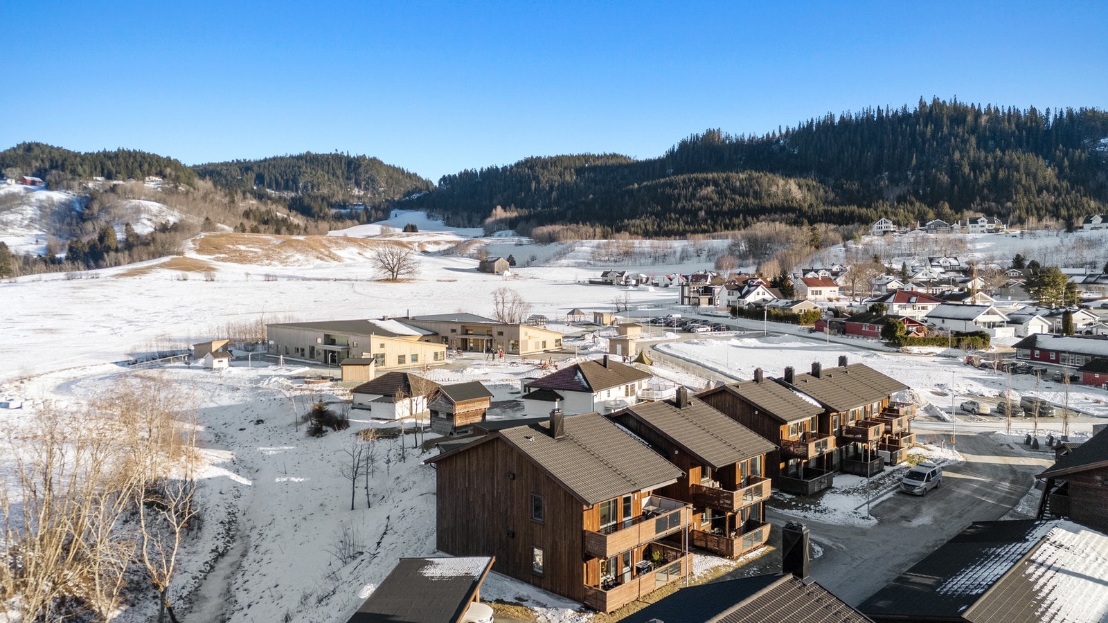 Gå avstand til barnehage og barneskole, samt butikk. Galleribilde