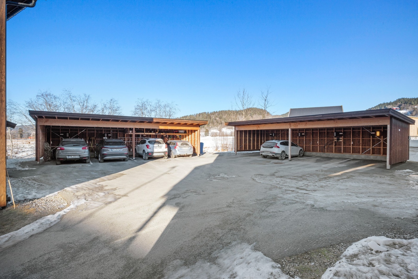Parkering i carport. Galleribilde