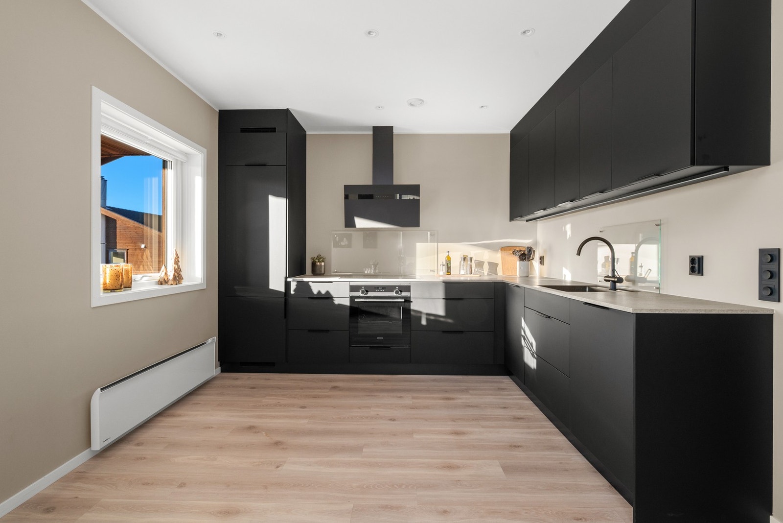 Kjøkkenet har rikelig med skap og benkeplass. Galleribilde