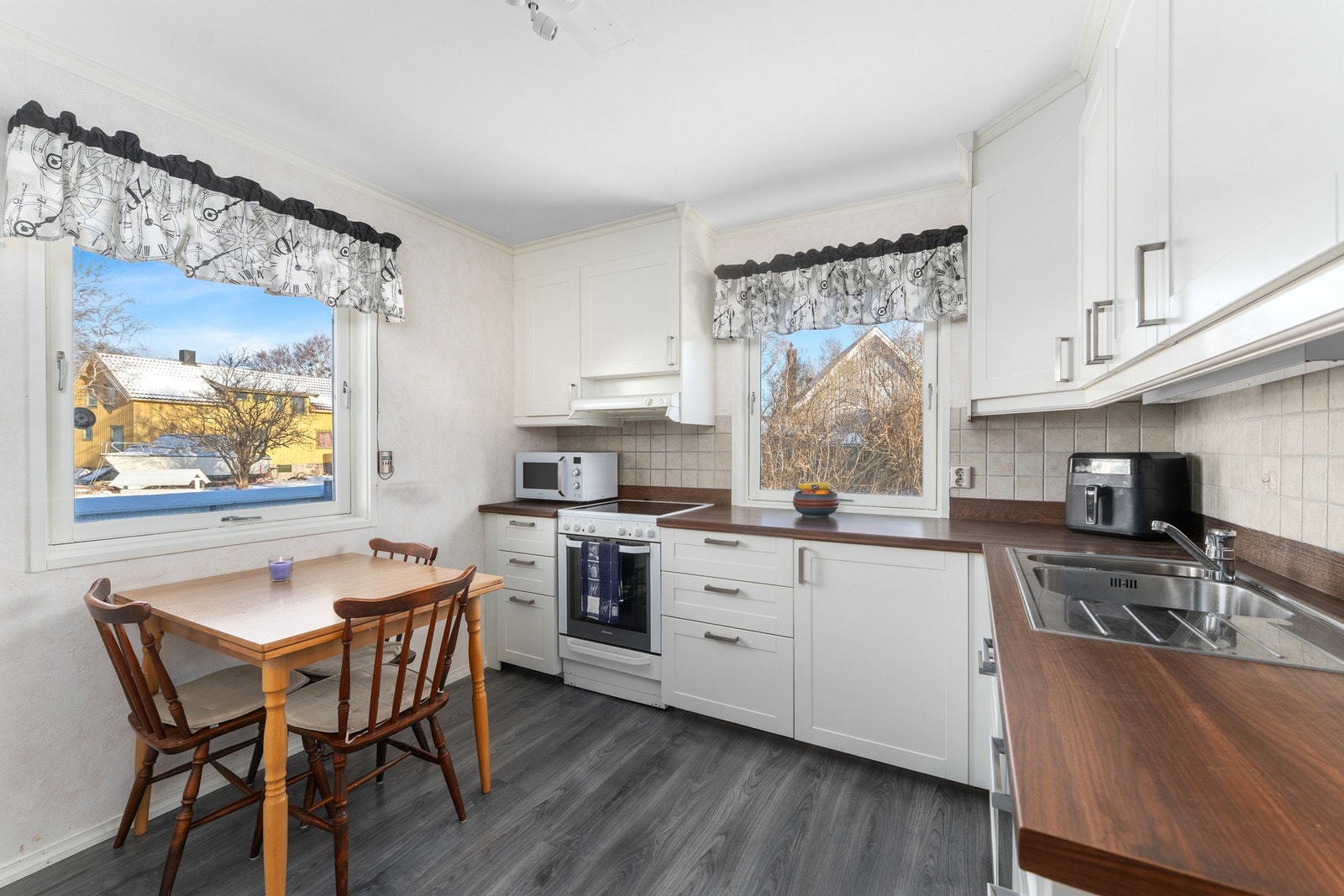 Koselig kjøkken med plass til en liten spisegruppe Galleribilde