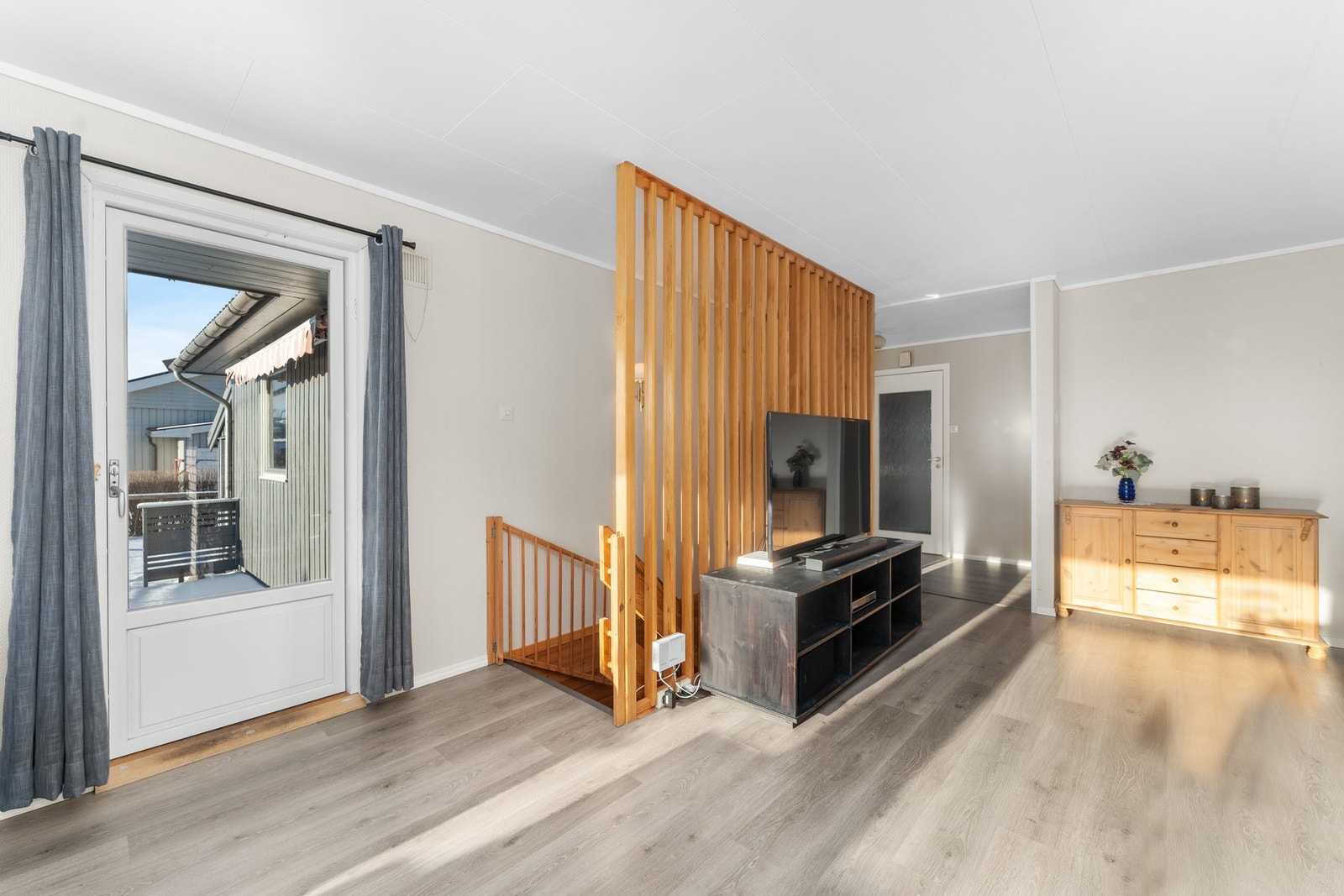 Herfra er det utgang til veranda og hage. Samt nedgang i kjelleretasjen. Galleribilde