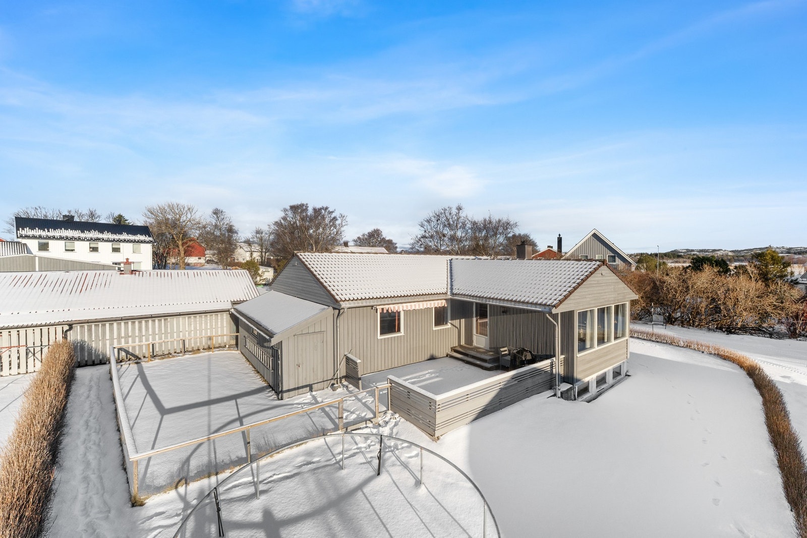 Stor og romslig hage Galleribilde