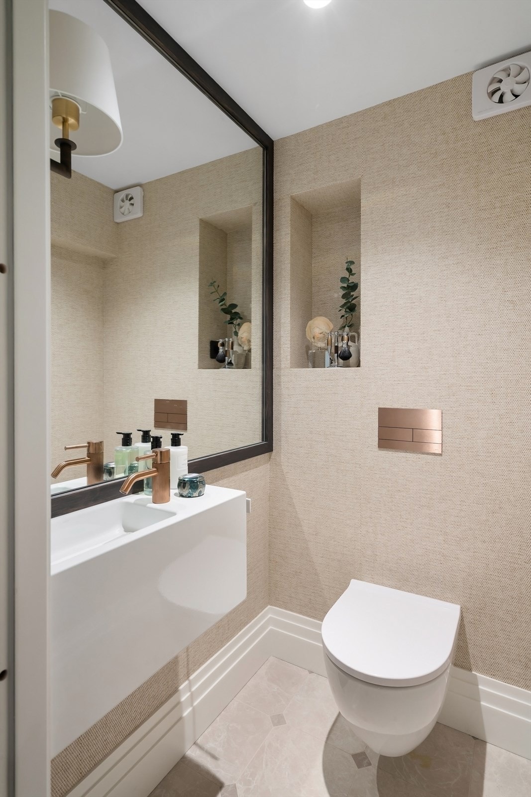 Delikat gjeste WC i 1. etasje, samt praktisk og eget vaskerom. Galleribilde