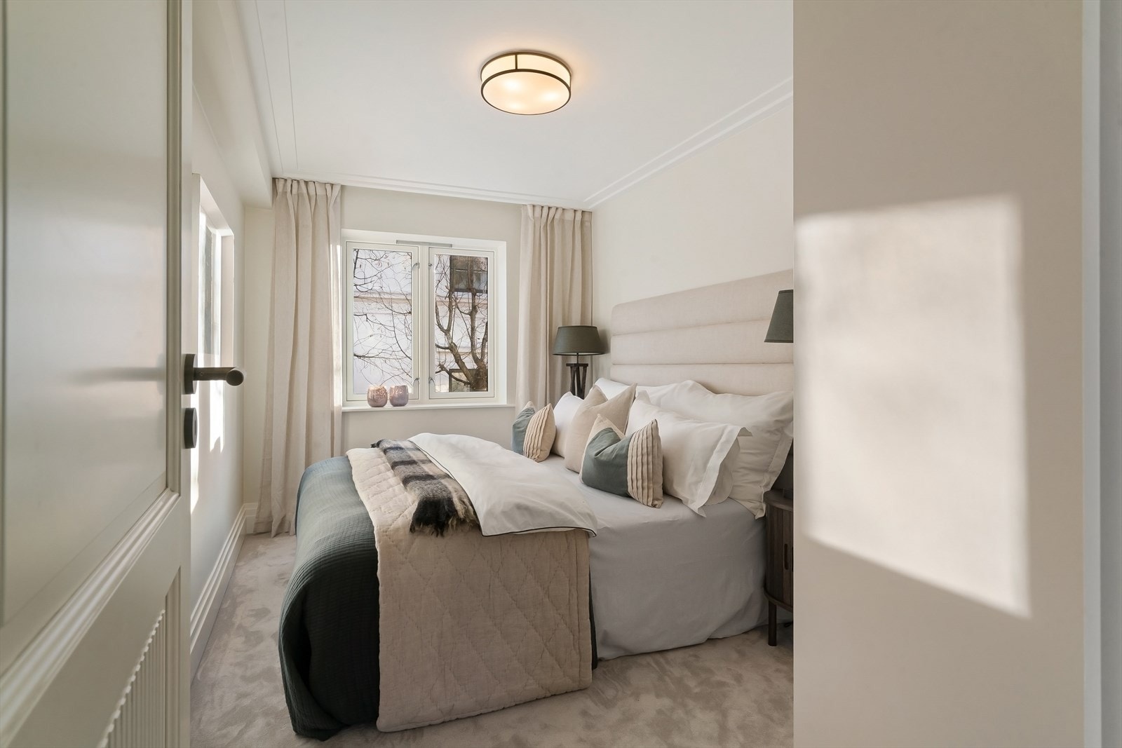 De øvrige soverommene er også av gode størrelser med god plass til seng med tilhørende møblement, samt plassbygde garderober. Galleribilde