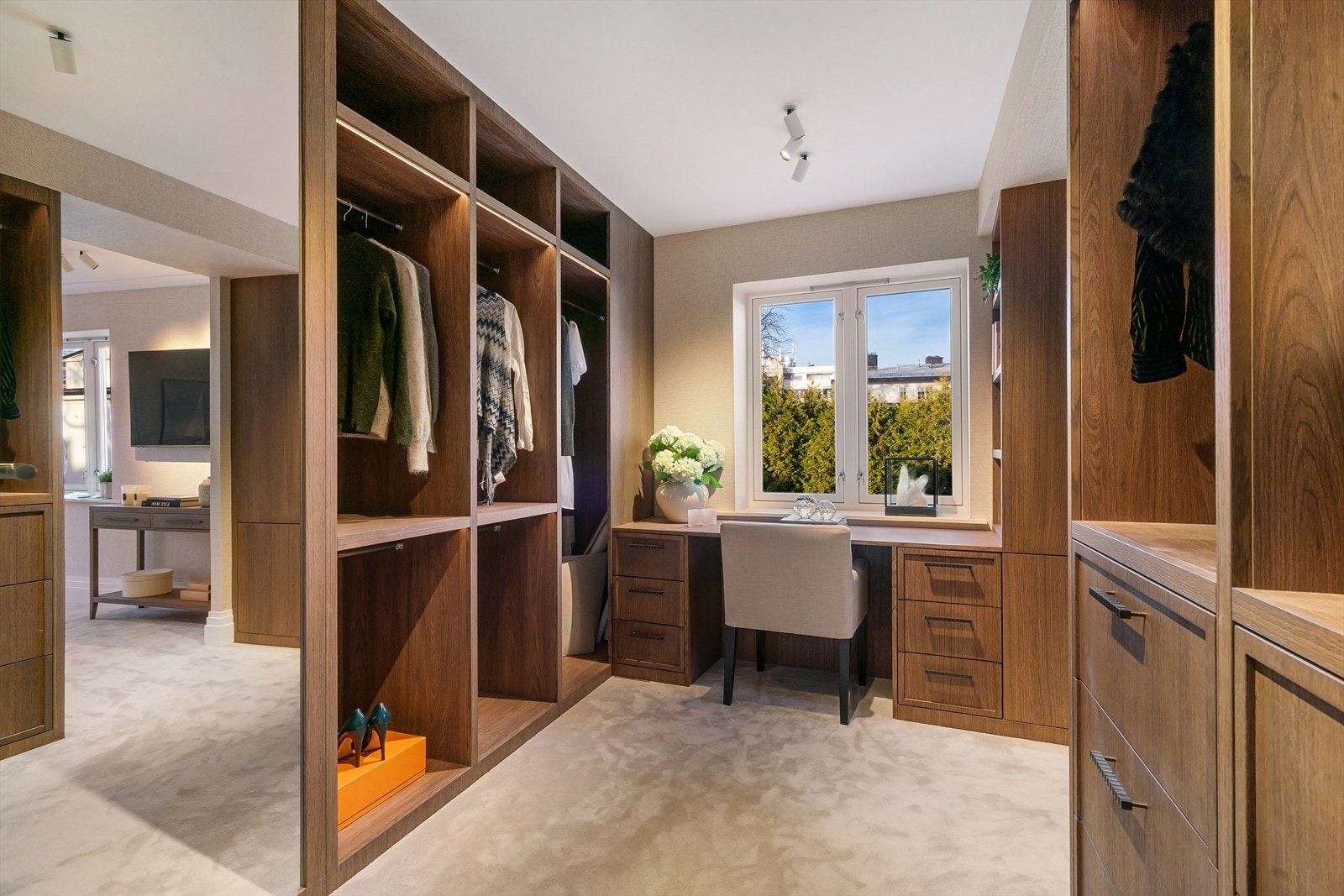 Hovedsoverommet har et delikat walk-in-closet med ny innredning og svært god plass. Galleribilde