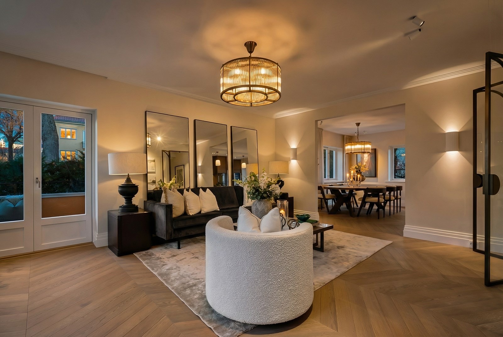 Her kan man enkelt møblere med både generøs sofagruppe og en egen TV-sone Galleribilde