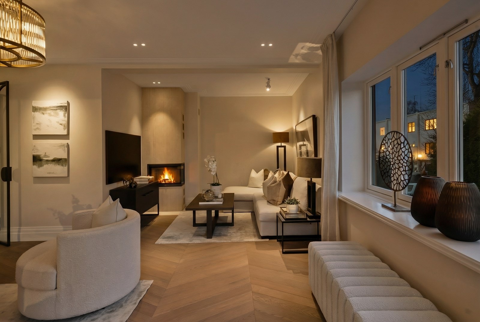 TV-stue med elegant og moderne peisovn Galleribilde